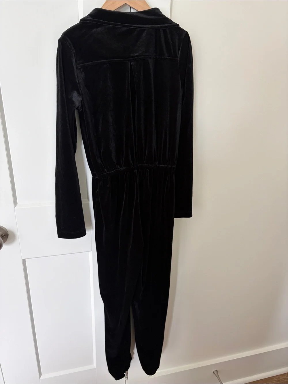 GBlack Velvet Long-Sleeve Jumpsuit